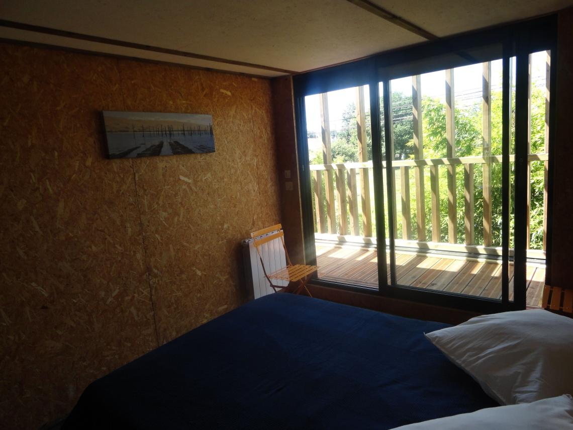: chambre avec un grand lit