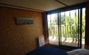  : chambre avec un grand lit